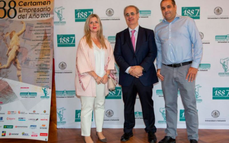 Foto de tres personas junto a estandarte del Certamen de empresario del añño 2021 Foto de tres personas junto a estandarte del Certamen de empresario del añño 2021